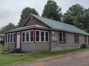 Cozy 2 Bedroom Home Pet Friendly Close to SNOW MOBILE TRAILS