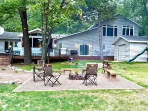 Cozy & Spacious Family Friendly Home with Large Hot Tub