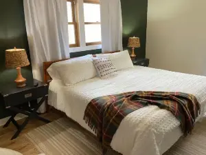 Relax at the Pine Cone Cottage