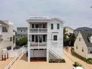 New Build w/ Heated Pool & Game Room, 0.5 blocks to Fantasy Island, Sleeps 18