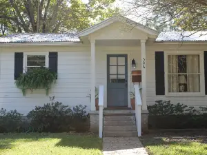 Charming Cottage in the Heart of the Historic District. Wonderful Getaway