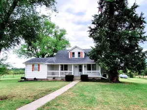 Farmhome on 80 acres, Fire Pit, Close to UCM, Whiteman AFB, Kansas City, Pets OK
