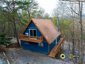 Charming Coastal Retreat - Coastal Ambiance and Pool Access