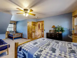 Golf course-front cabin with game room, pool, hot tub, tennis, pickleball, beach