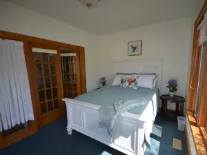 Charming Retreat - Walk to Water, Lower Level