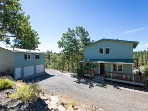 Private Disc Golf Course and Saltwater Hot Tub - Gorgeous Tranquil Retreat