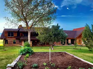 Perfect Family Getaway! Serene • Views • Hot Tub • Dogs/Horses OK • Close to All