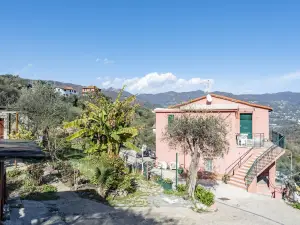 Alla Casa Rosa, Peaceful Apartment Surrounded by Greenery with Free Parking, WiFi & Air Conditioning