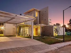 Golf View Home by Stayjadelawnprojector