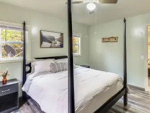 1 Mi to Hunting: Cozy & Secluded Stout Cabin