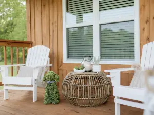 Romantic Cabin sitting on 18 acres of flat land surrounded by a creek!