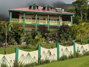 Trois Pitons Apartments