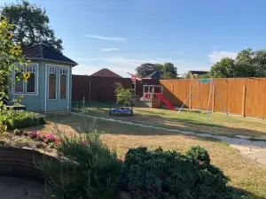 Delightful Self-Contained Annexe Close to Airport