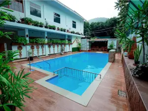 Athirappilly Polaris - Riverside Pool Resort