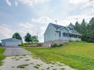 Cozy & Quiet Central City Farmhouse