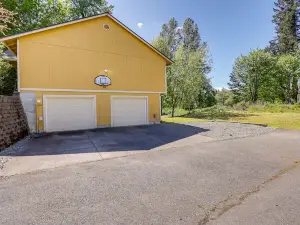 Well-Appointed Mckenna Home: Fire Pit & Deck!