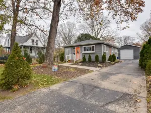 Eclectic Iowa City Cottage w/ Fire Pit!