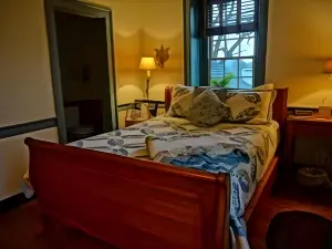 Brownstone Colonial Inn
