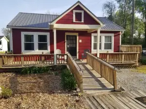 Charming Cottage in the Foothills with Additional Parking