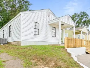 Cozy Cottage near Downtown Laurel!