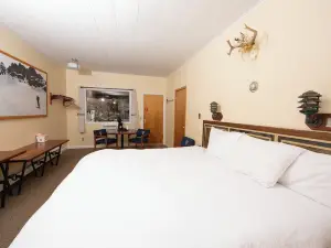 Yodeler Motel