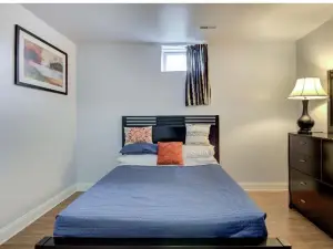 🌴☀️Upgraded 3 Bedroom Basement Apartment  w/ Private Entry 🌴☀️