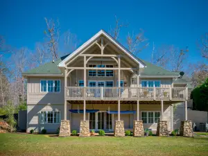 Stunning Mountain Views and in-House Sauna - Elegant Retreat