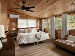 Riverside - Grill, Fire pit, Climbing Wall Retreat