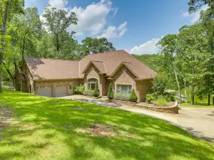 Sunny Coosa River Hideaway w/ Boat Dock & Slip!