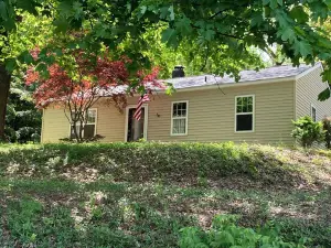 Atelier de Leiper is a Malvern 3 bedroom Bungalow on 1/3 acre