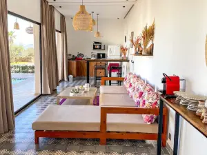 Maison Privée Avec un Piscine et Grand Jardin au Pied des Montagnes de L'atlas