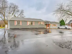 2 Mi to Downtown Flushing: Spacious Retreat!