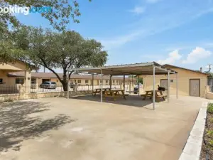 Freer Executive Inn & Suites