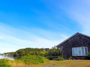 Friars Bay Inn & Cottages