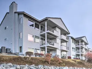 Chic Chelan Condo w/ Balcony, Walk to Lake & Dtwn!