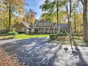 Stunning Solon Getaway ~ 20 Mi to Cleveland!