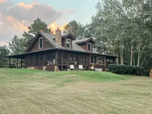 Waverly Lakehouse - private cabin, lake view, close to Old Waverly/Mossy Oak