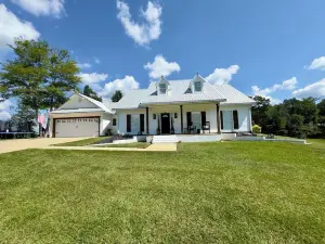 Luxury Lake Escape- Golf Cart,Private Beach Area,Boathouse,Fishing Lights,Kayaks