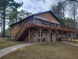 Beautiful and Spacious Lake Home! Large Deck Overlooking Lake!