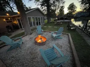 ❤️ Relax Inn ❤️ WATERFRONT Tecumseh Island Luxury Cottage w DOCK. Sleeps 10!