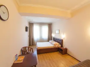 Red Hotel