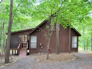Fox Hollow - Cozy Den with a Hot Tub
