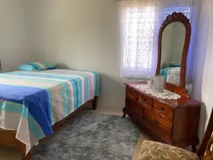 1 Bedroom Blissful Retreat - A C & Private Garden