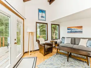 Quiet & contemporary cabin with spacious deck & mountain views - dogs welcome