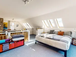Sweeping Sheepscot River views in newly renovated 200 year old Wiscasset home