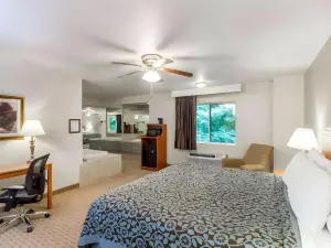 Days Inn & Suites by Wyndham Kaukauna WI