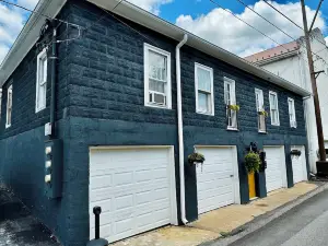 2-bedroom apartment in downtown Elkins with AC, a balcony, and WiFi.