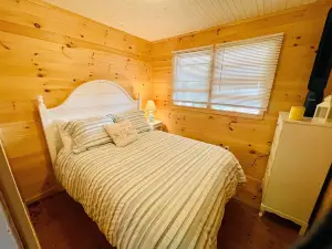 Bright 3 Bedroom Lake Cottage with dock!