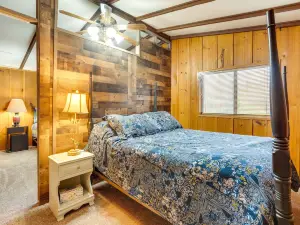 Peaceful Warne Cabin Fenced Yard and Screened Porch
