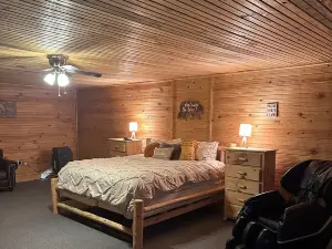 Spacious 5-bedroom lodge with boat trailer parking, @ Lake Tenkiller, in Cookson